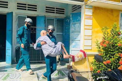 Chủ tịch UBND tỉnh: Kích hoạt mức cao nhất phương án ứng phó bão-lũ theo phương châm '4 tại chỗ'