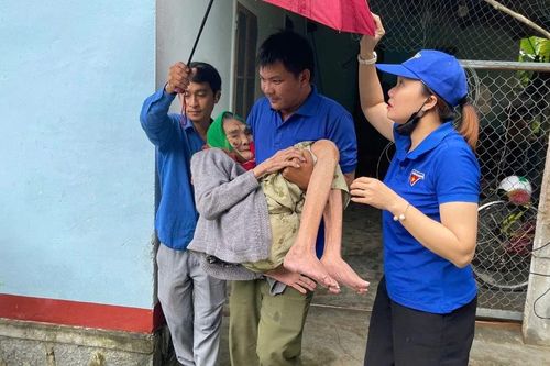 Đoàn phường Hoài Nhơn Bắc triển khai 'Chuyến xe 0 đồng' hỗ trợ người dân di dời, cấp cứu trong bão