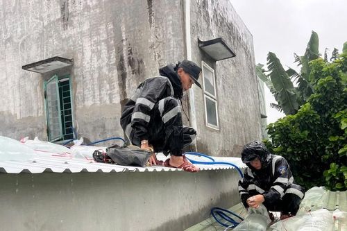 Trung đoàn Cảnh sát cơ động Nam Trung bộ hỗ trợ người dân chằng chống nhà cửa