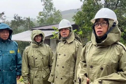 Phó Chủ tịch UBND tỉnh Nguyễn Thị Thanh Lịch kiểm tra, vận động người dân xã Cửu An đến nơi tránh bão an toàn
