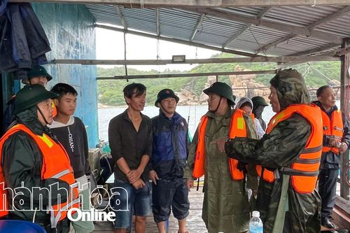 Xã Nam Cam Ranh quyết liệt vận động người lao động trên các lồng, bè vào bờ an toàn