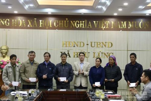 Tặng 164 suất quà cho người dân bị ảnh hưởng do bão lũ tại xã Hữu Lũng