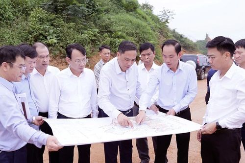 Phó Bí thư Thường trực Tỉnh ủy Hoàng Giang kiểm tra tình hình thực tế các công trình, dự án trên bàn phường Văn Phú và xã Yên Bình