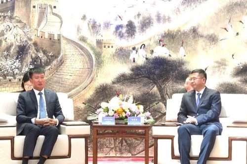Phó Bí thư Tỉnh ủy, Chủ tịch UBND tỉnh Lào Cai Trần Huy Tuấn chào xã giao Bí thư Châu ủy châu Văn Sơn