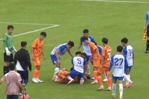 Trẻ Phù Đổng thắng 2-1, Nguyễn Anh Tuấn co giật phút 29