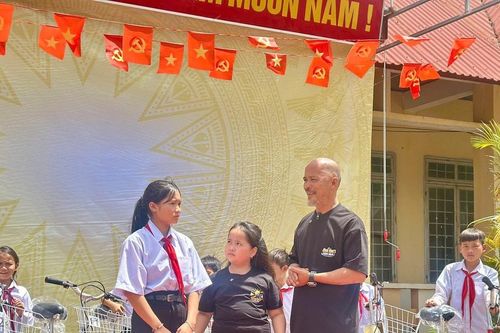 Hành trình Cha con vạn dặm: Họa sĩ Hồ Việt khám phá Tây Nguyên