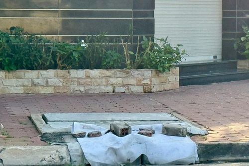 Tháo dỡ các vật dụng, rác thải làm tắc nghẽn hệ thống thoát nước
