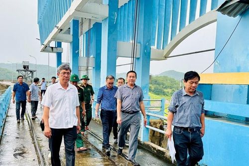 Phó Chủ tịch UBND tỉnh Lâm Đồng Nguyễn Minh kiểm tra các hồ chứa, chủ động ứng phó bão số 13