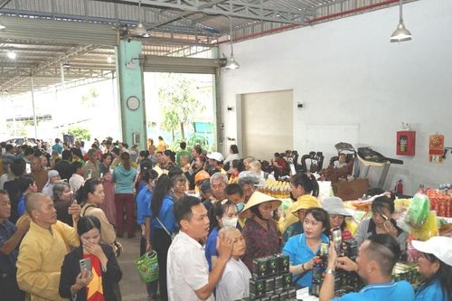Trao 500 phần quà hỗ trợ người dân vùng lũ phường Hàm Thắng