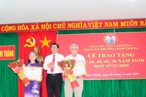 Phường Hàm Thắng trao Huy hiệu Đảng cho 13 đảng viên