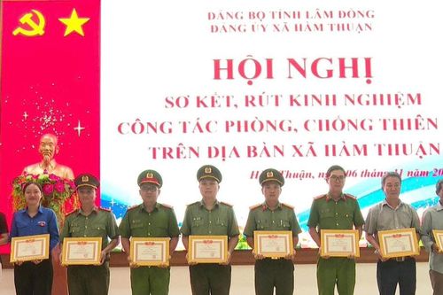 Hàm Thuận khen thưởng đột xuất tập thể, cá nhân trong phòng, chống thiên tai