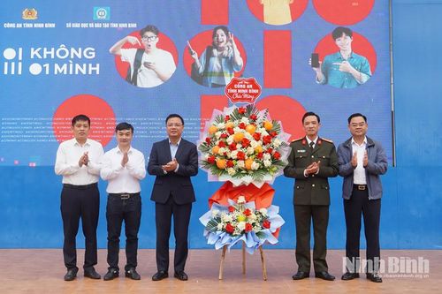 Chiến dịch 'Không một mình' - 'Cùng nhau an toàn trực tuyến' tại Trường THPT chuyên Lê Hồng Phong