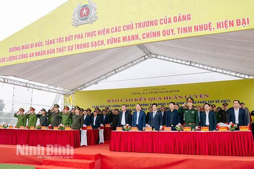 Báo cáo kết quả công tác huấn luyện năm 2025 và ra mắt lực lượng Cảnh sát cơ động tinh nhuệ