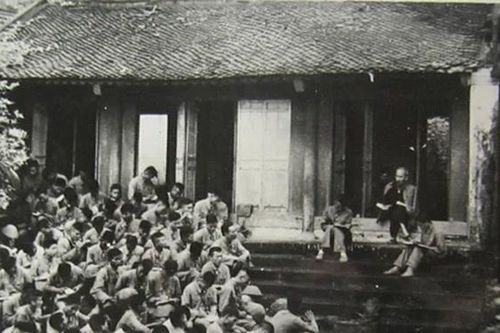 Tượng đài Bác Hồ tại Đền Hùng - Biểu tượng hòa quyện giữa cội nguồn dân tộc và thời đại Hồ Chí Minh
