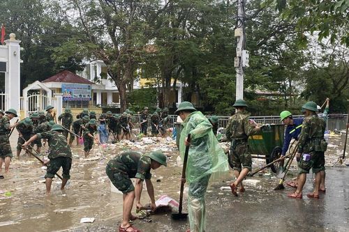 500 cán bộ, chiến sĩ Sư đoàn 968 hỗ trợ Nhân dân TP. Huế khắc phục hậu quả thiên tai