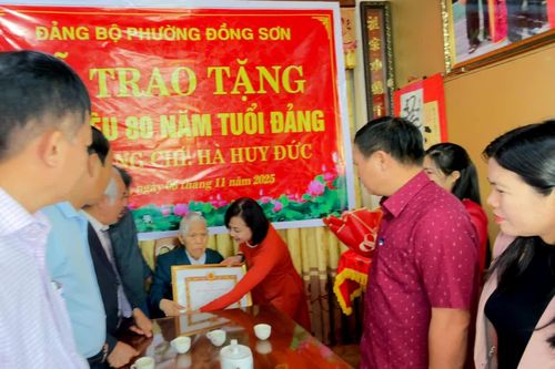 Phường Đồng Sơn: Trao Huy hiệu 80 năm tuổi Đảng cho đảng viên lão thành