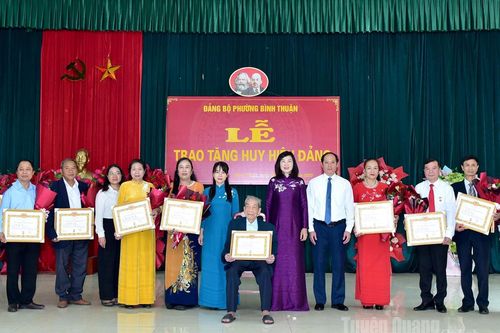 Phó Chủ tịch HĐND tỉnh Phạm Thị Minh Xuân dự Lễ trao tặng Huy hiệu Đảng tại Đảng bộ phường Bình Thuận