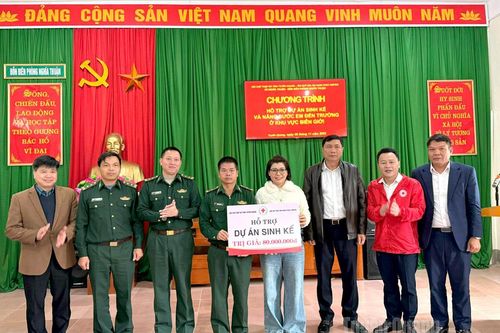 Trao hỗ trợ Dự án sinh kế và nâng bước em đến trường khu vực biên giới