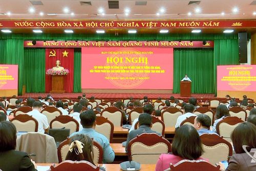 Hơn 300 đại biểu được tập huấn nghiệp vụ công tác bảo vệ nền tảng tư tưởng của Đảng