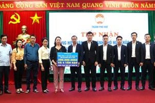 Trao tiền và quà giúp người dân khắc phục hậu quả mưa lũ