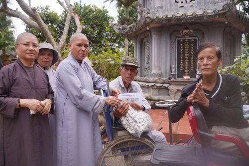 Các đơn vị, tự viện tổ chức trao quà đến bà con vùng bão lụt các địa phương