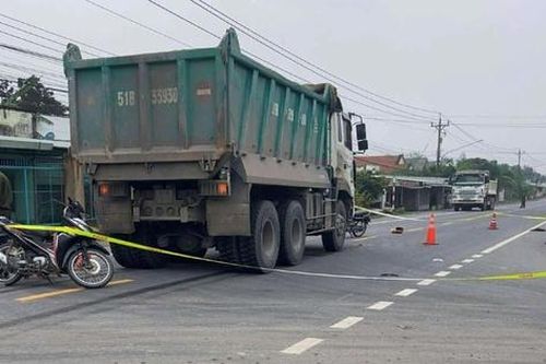 TP.HCM: Xe ben tông xe máy, cán nát một chân người phụ nữ
