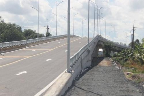 Vì sao các phương tiện chưa được lưu thông qua cầu Kênh Tứ ở Đồng Tháp?
