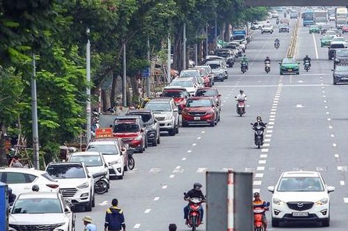 CSGT mật phục ghi hình, xử lý loạt ô tô dừng đỗ tùy tiện trước sân bay Nội Bài