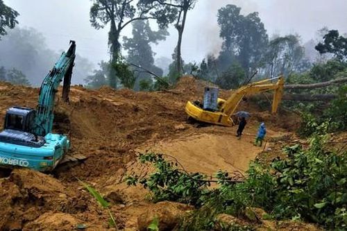Huế: Huy động 100 công nhân, nỗ lực thông tuyến đường Hồ Chí Minh nhánh Tây trong tối 6/11