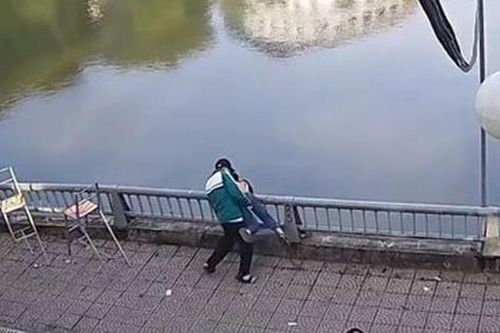 Công an Lào Cai thông tin vụ nam sinh đâm bạn rồi hất xuống hồ nước
