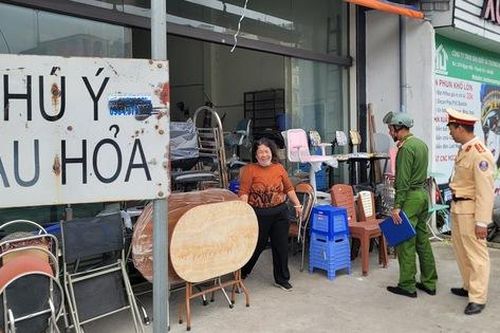Hà Nội: CSGT tuần tra, xử lý nghiêm hành vi tự ý mở lối ngang qua đường sắt