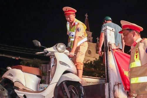 Cần Thơ: CSGT lội nước, dùng xe chuyên dụng hỗ trợ người dân qua vùng ngập sâu