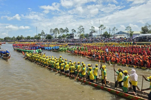 Dòng sông Maspéro rực rỡ mùa hội ghe Ngo