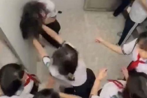 Nguyên nhân nhóm nữ sinh đánh bạn do mâu thuẫn trong lúc xếp hàng giờ thể dục