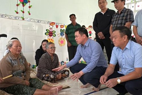 'Gõ cửa từng nhà', hướng dẫn người dân sơ tán khẩn trước cơn bão cực mạnh