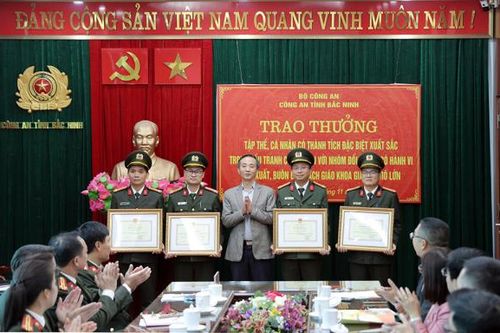 NXB Giáo dục Việt Nam tặng thưởng Công an tỉnh Bắc Ninh về thành tích triệt phá đường dây sách giáo khoa giả