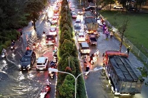 CSGT hỗ trợ người dân di chuyển qua nhiều tuyến đường ngập sâu