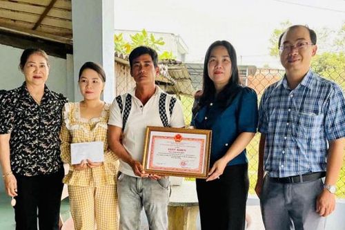 Biểu dương người lao mình xuống sông, cứu sống người phụ nữ ở La Gi