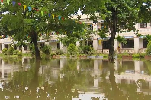 Học sinh nhiều tỉnh miền Trung nghỉ học để tránh bão số 13
