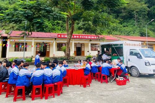 Xe thư viện lưu động phục vụ học sinh Trường Tiểu học và THCS Bó Ngùa