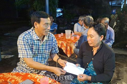 Lãnh đạo xã Hòa Bình kịp thời động viên gia đình nạn nhân trong vụ tai nạn thương tâm