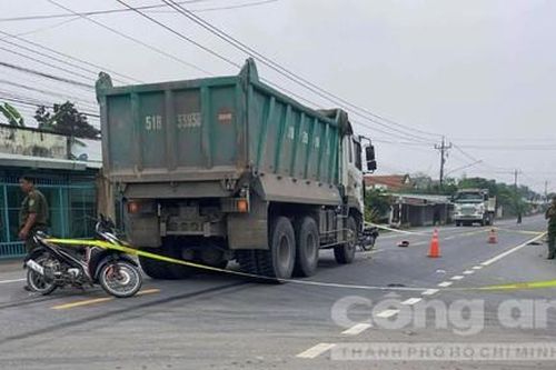 Xe ben húc văng xe máy chạy cùng chiều, cán qua chân người phụ nữ