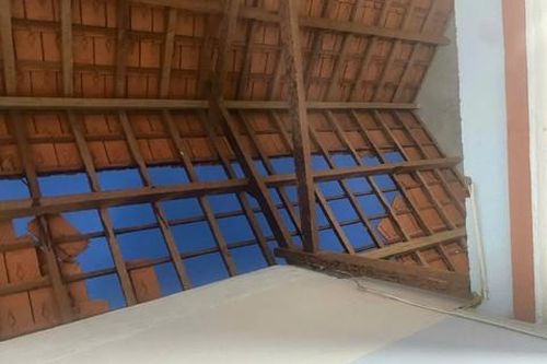 Lốc xoáy trước bão số 13 đổ bộ khiến nhà dân bị tốc mái