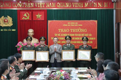 Tặng thưởng Công an tỉnh Bắc Ninh vì thành tích triệt phá đường dây SGK giả