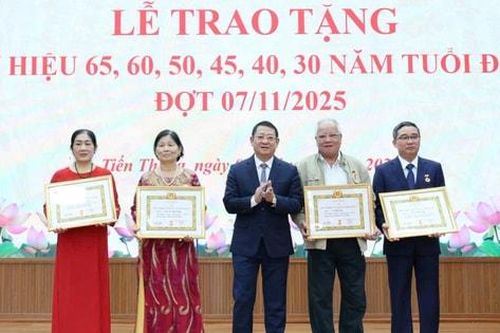 Xã Tiến Thắng và xã Yên Lãng trao Huy hiệu Đảng đợt 7-11