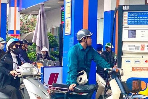 Giá 2 loại xăng giảm nhẹ, giá dầu nhích tăng