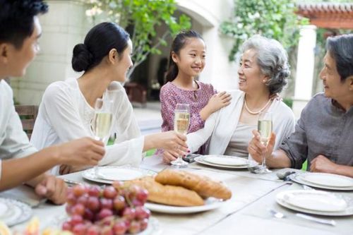 Người già khôn ngoan không bao giờ bàn luận 4 điều này với con vì họ biết nói ra dễ xung đột và căng thẳng!