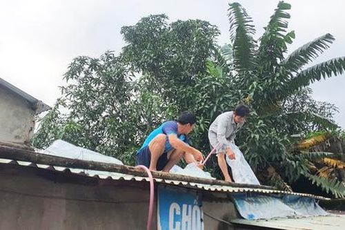 Sau lũ, người dân hối hả gia cố nhà cửa chống bão