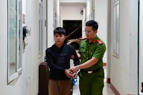 Xông vào cửa hàng, dùng dao uy hiếp phụ nữ để cướp máy tính