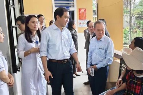 Trong mưa lũ, trạm y tế ở Huế vẫn bám trụ, chăm sóc sức khỏe nhân dân